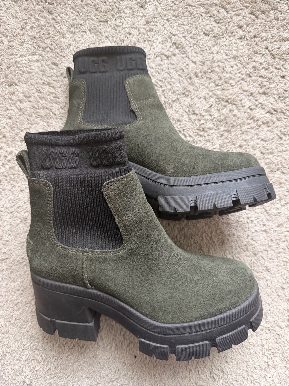 UGG Women's Olive Green Suede Chelsea Lug Sock Boot Sz 8.5